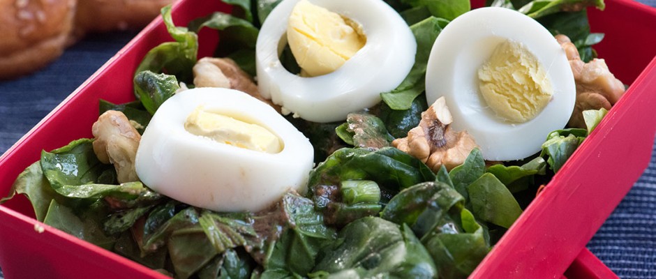 Spinach salad with light dressing