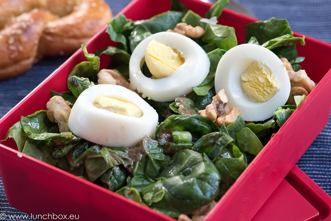 Spinach salad with light dressing