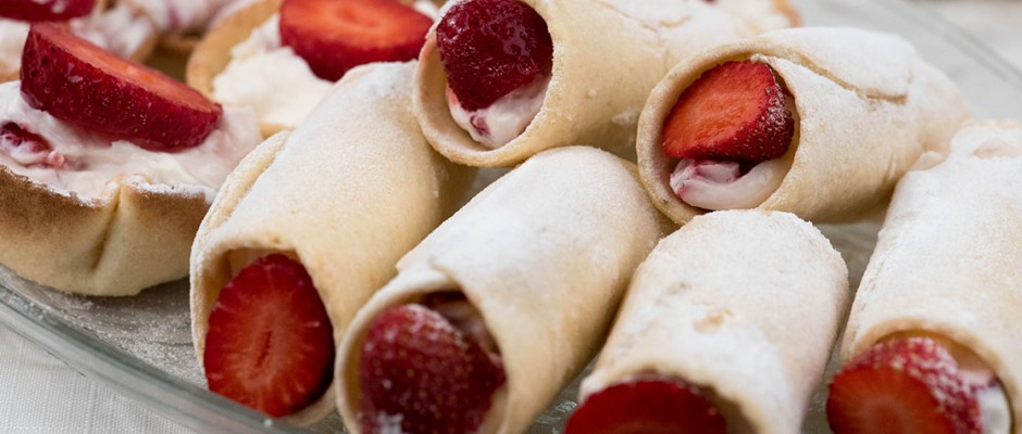baked cannoli shells with strawbwrries