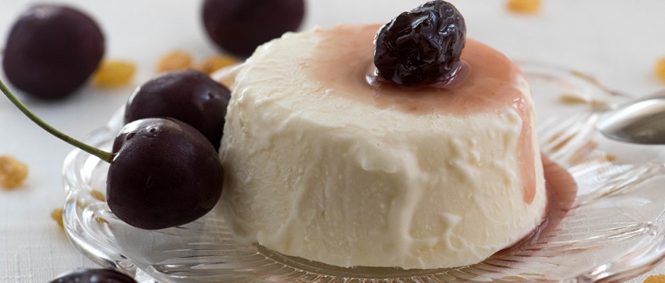 Creamy iced puddings with summer fruits