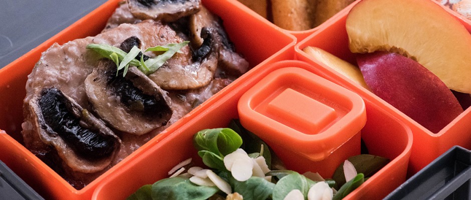 Lunchbox меню Свинско със сос от череши