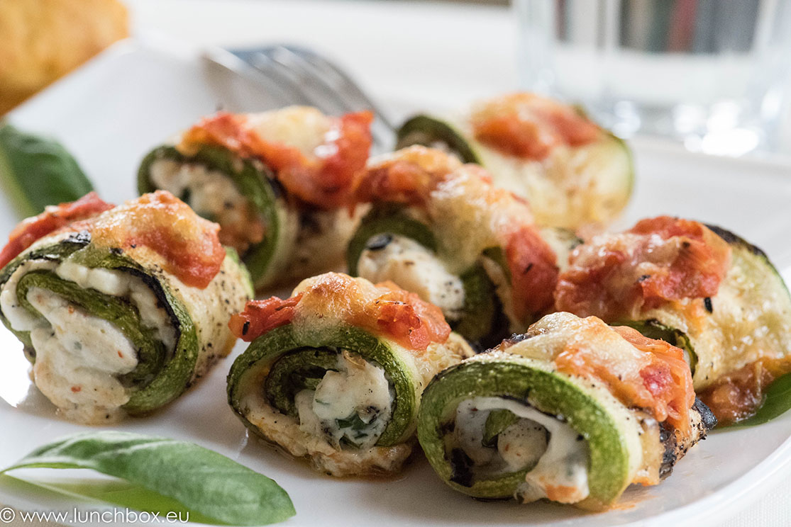 Lunchbox menu zucchini rolls