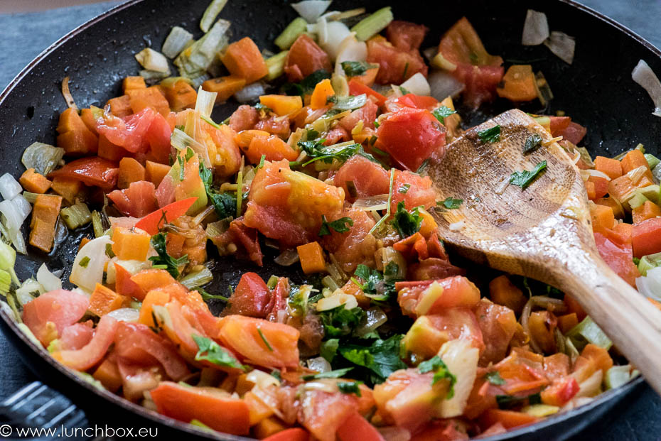 Tomato sauce with fresh tomatoes