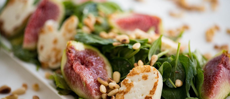 Салата с бейби спанак, халуми и смокини