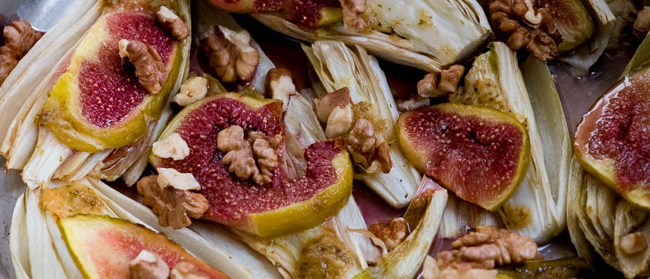 Топла салата с цикория, смокини и орехи