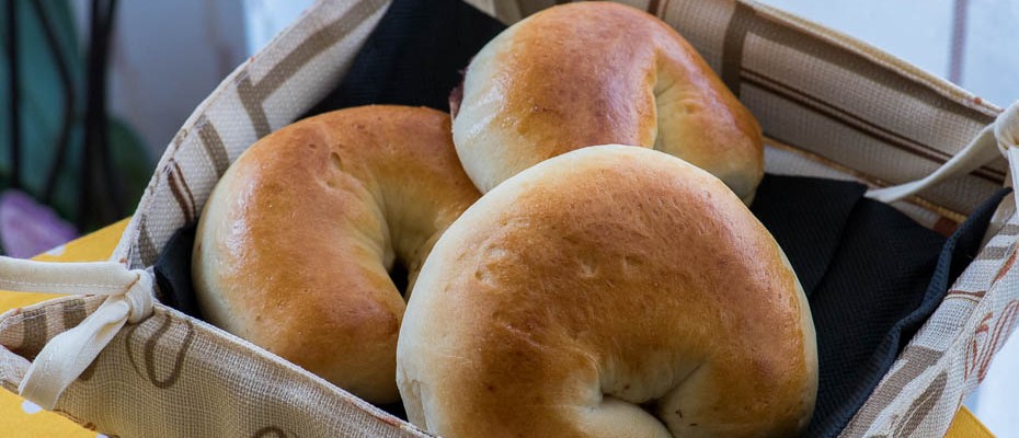Baked rolls with marmalade
