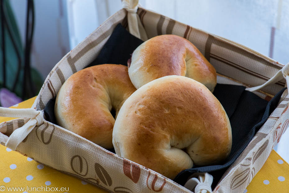 Baked rolls with marmalade
