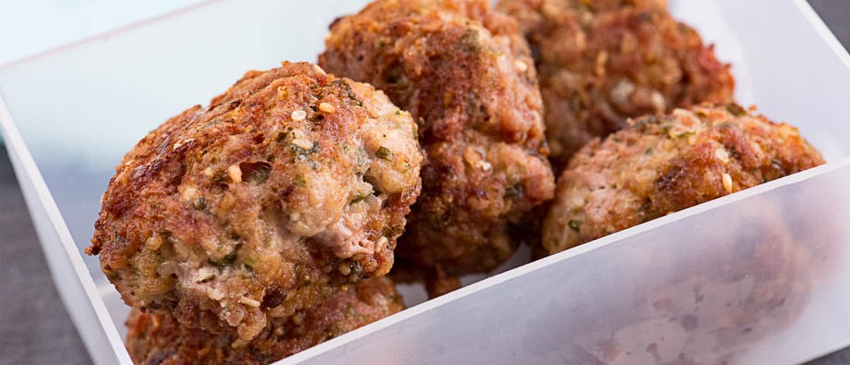 Пуешки хапки със сусам