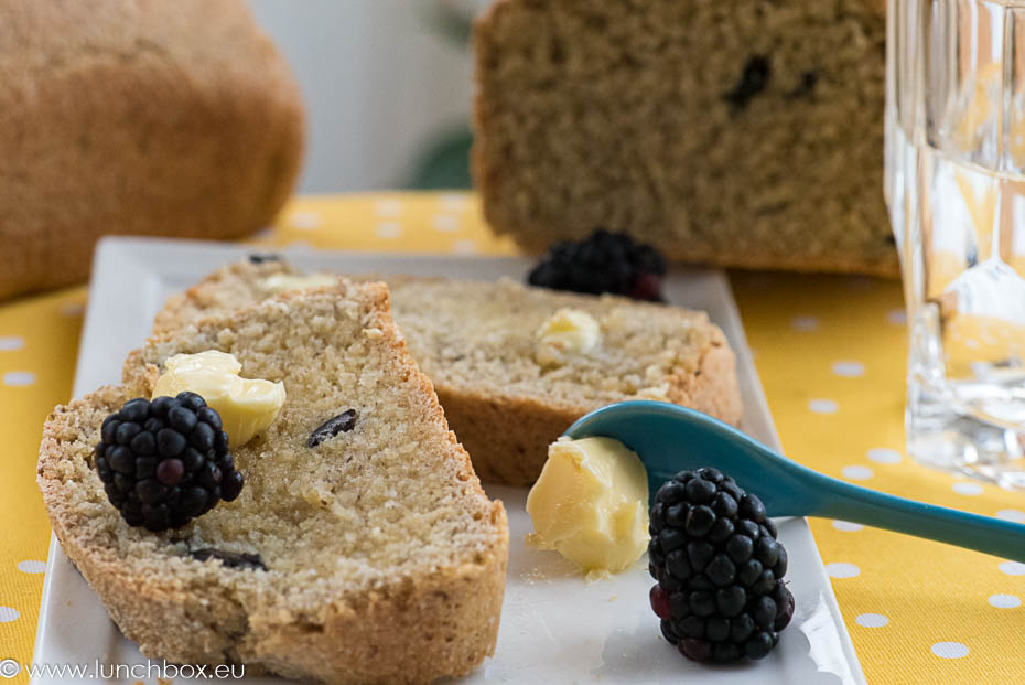 Kneadless Rustic bread with olives and herbs