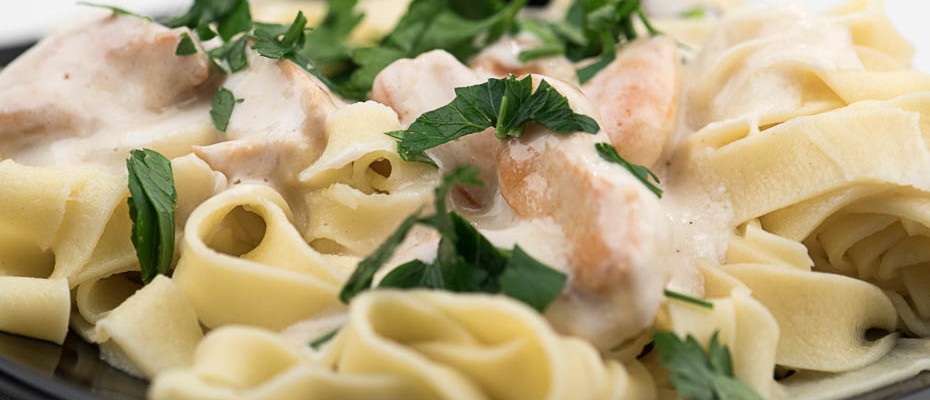 Fetuchini with light alfredo