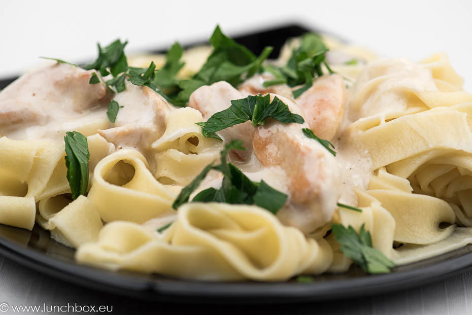 Fetuchini with light alfredo