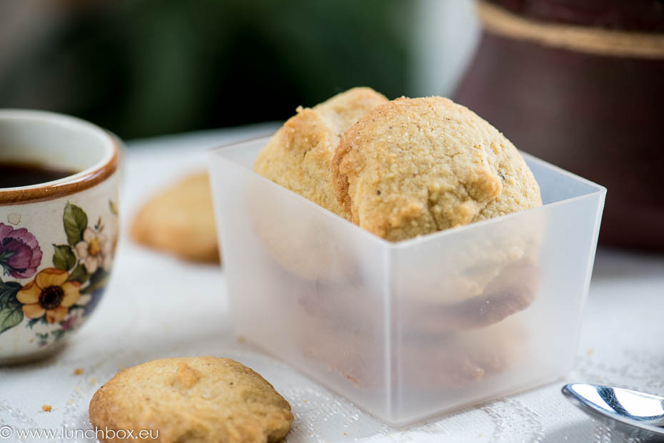 Spicy pepper biscuits