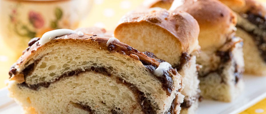 Twist holiday cake with agave