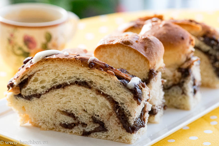 Twist holiday cake with agave