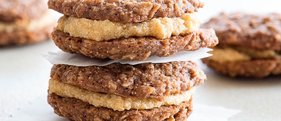 Oats and honey sandwich cookies with persimmon filling