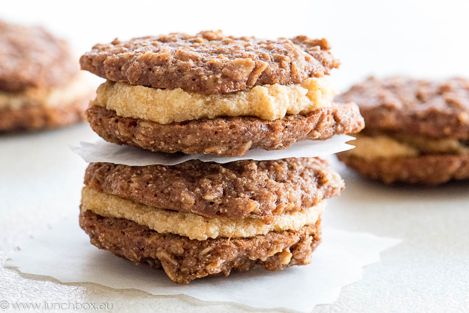 Oats and honey sandwich cookies with persimmon filling