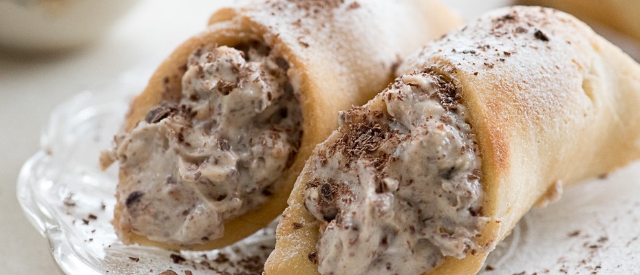 Cannoli with dark chocolate