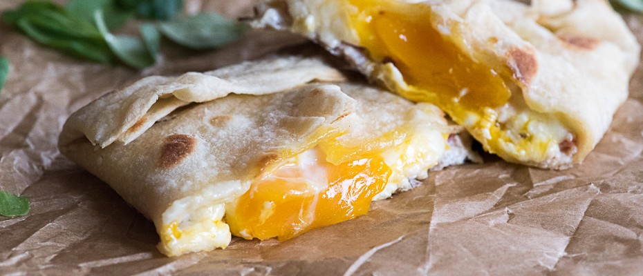 Джоб с шунка, сирене и яйце