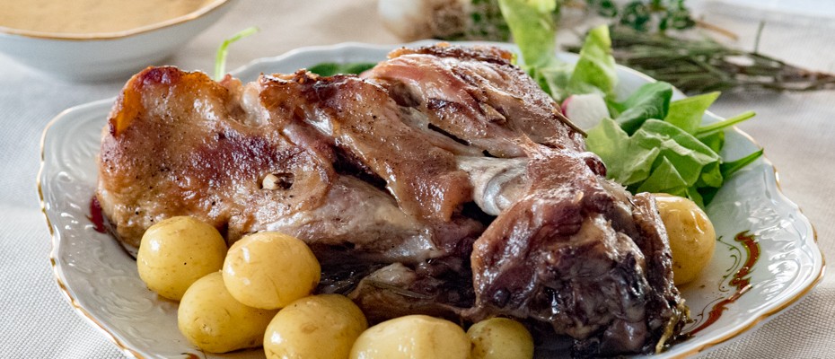 Roast pork knuckles with lemon and herbs