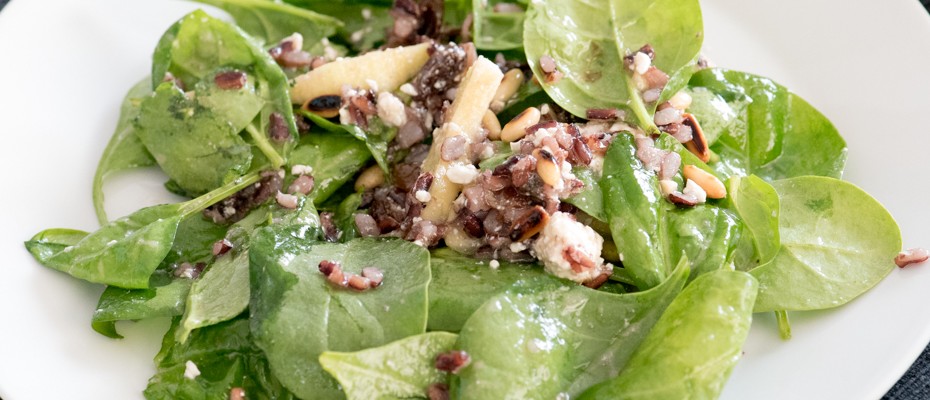 Spinach and wild rice salad with apple