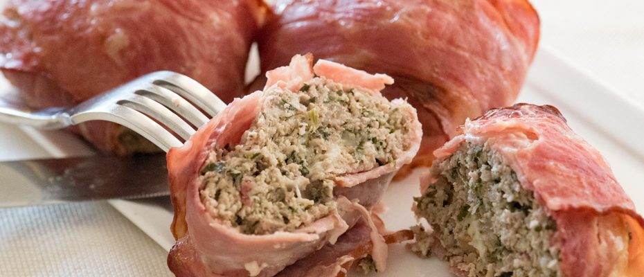 Кюфтенца в бекон с пълнеж от кашкавал