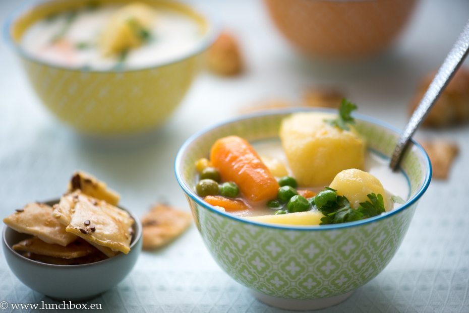 Light-white vegetable warming soup for lunchbox