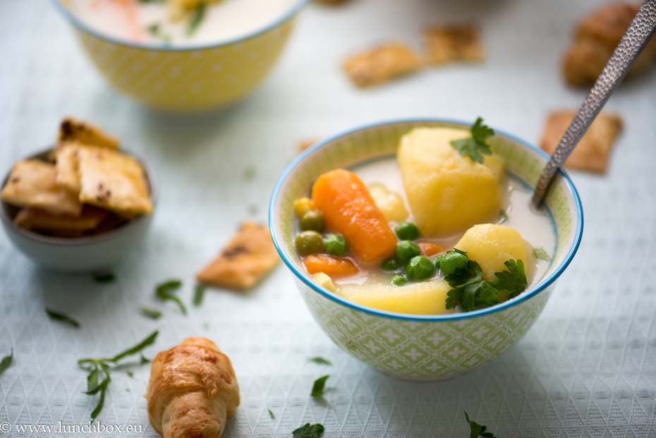 Light-white vegetable warming soup for lunchbox