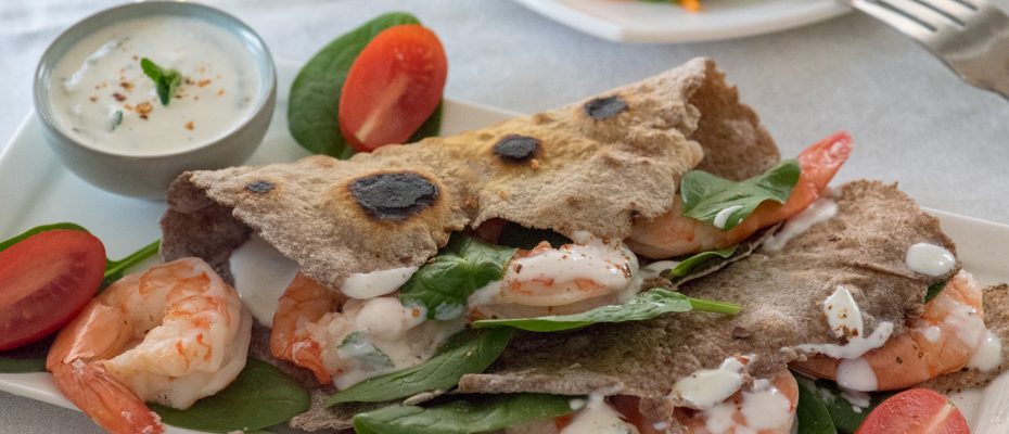 Пълнозърнеста тортила със скариди в лек сос