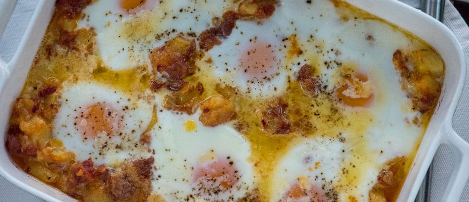 Яйца на фурна върху канапе от картофи