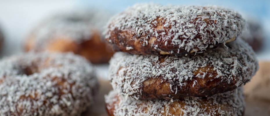 донъти с шоколадова глазура и кокос