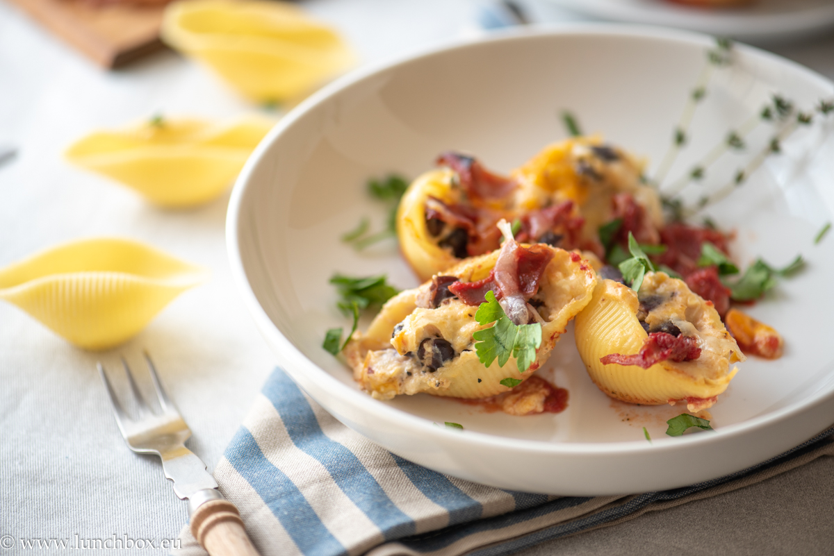 stuffed conchiglioni (shell pasta)