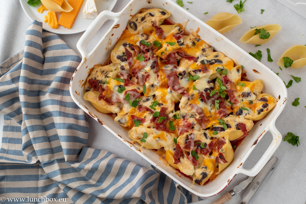 Stuffed conchiglioni with cheese and pancetta Stuffed conchiglioni with cheese and pancetta