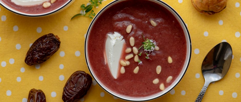 Студена супа с равен и ягоди