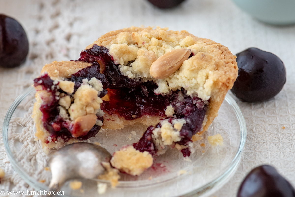 Cramble-mini-cherry-pies