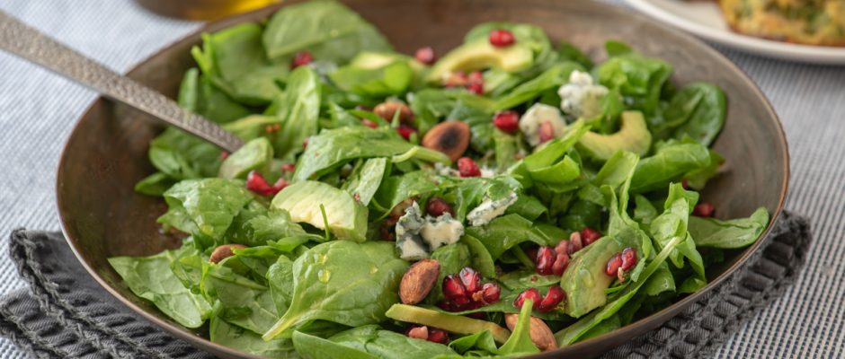 Spinach salad with apple dressing