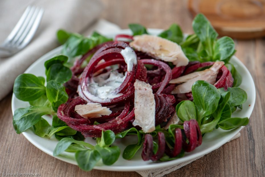 Salad with horseradish, beets and trout Lunchbox