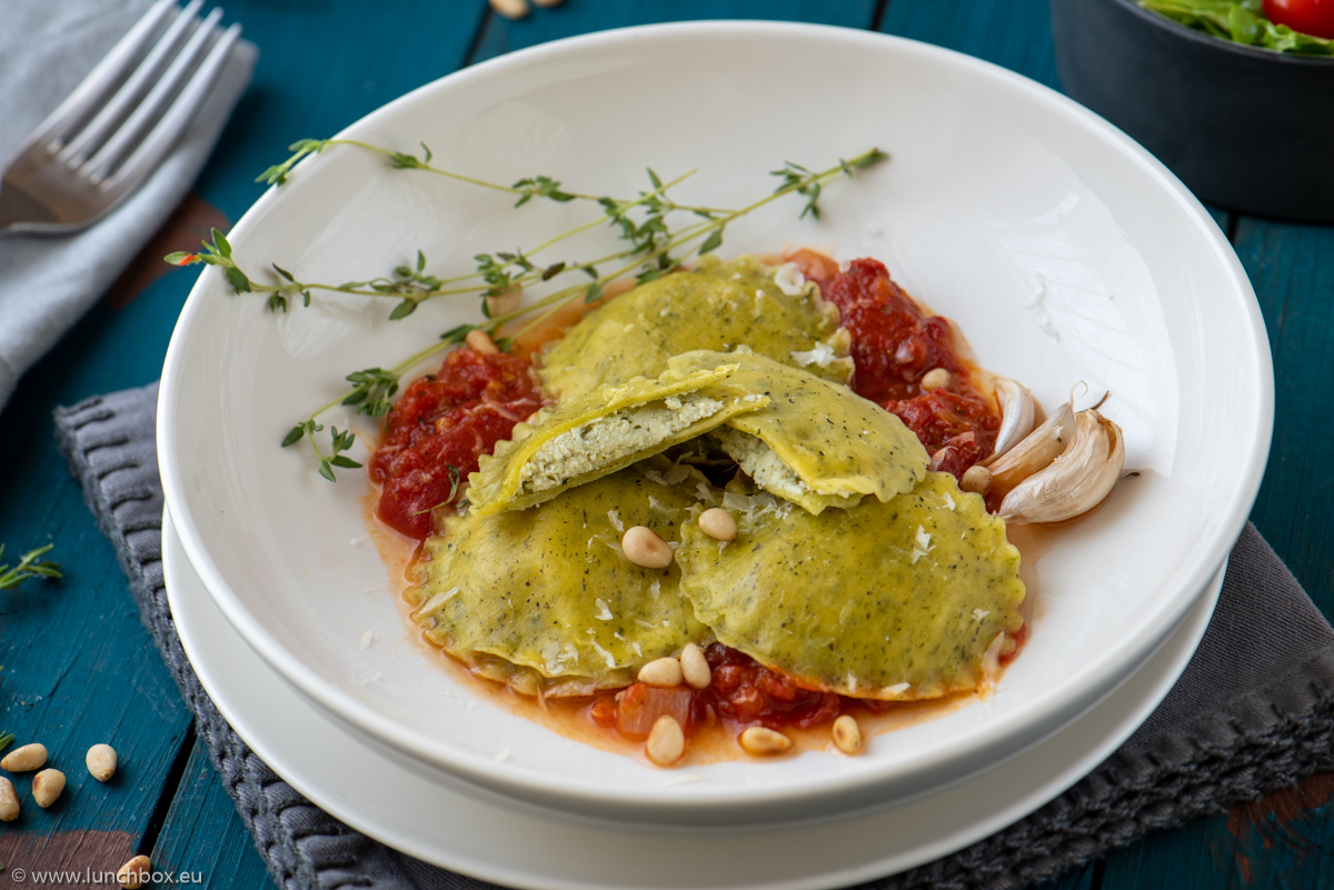 Ravioli with parsley and cheese