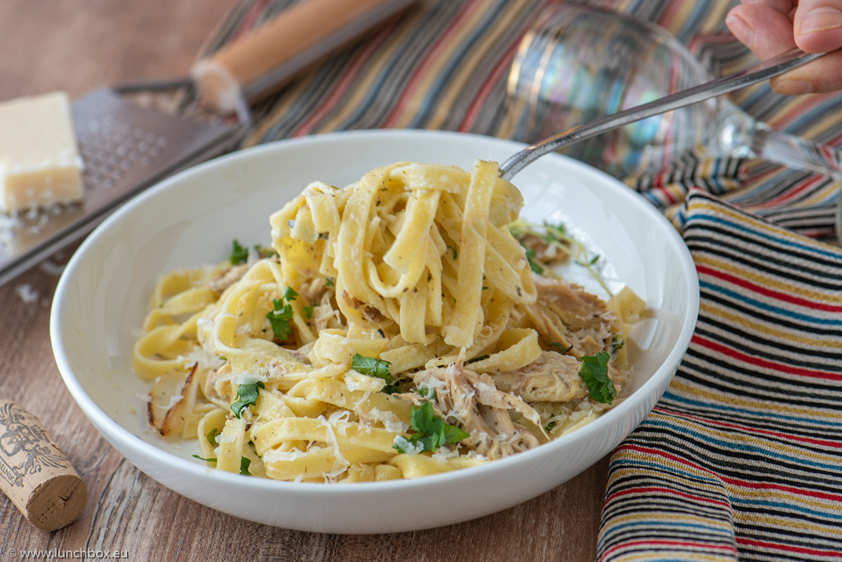 Tagliatelle with chicken and herbs
