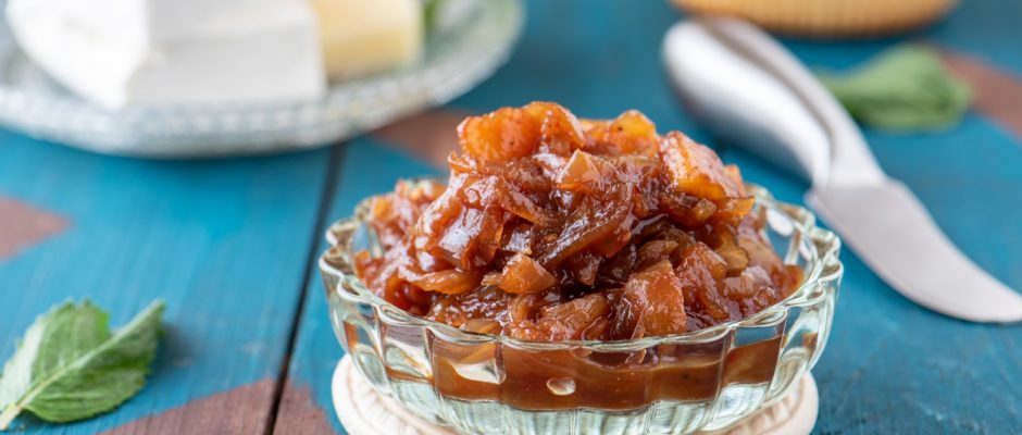 Чътни с лук, ябълка и канела