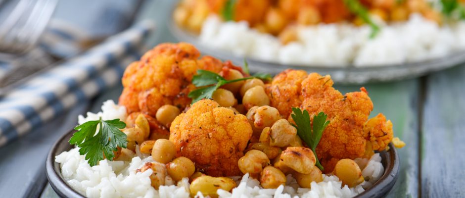 Curry with chickpeas, cauliflower and cashew