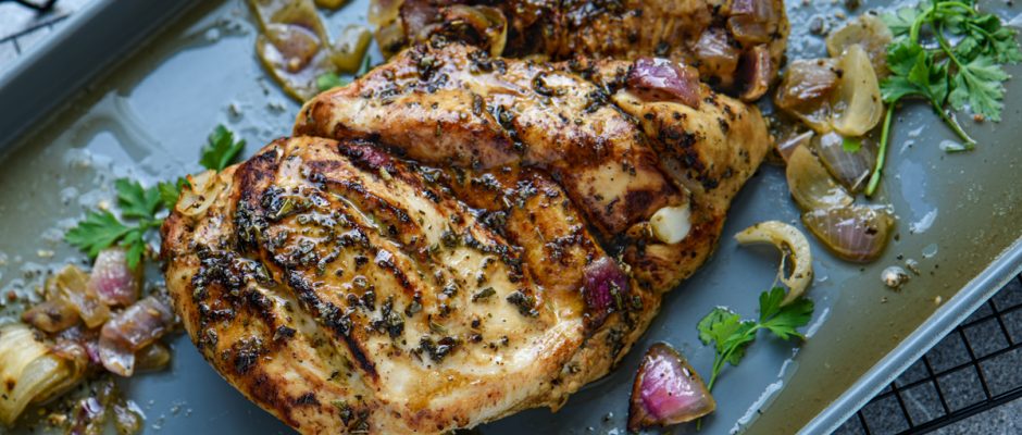 Крехки пуешки гърди с градински чай