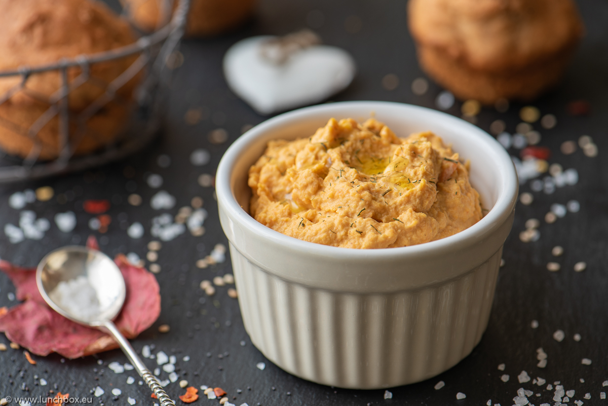 Hummus with carrots and white beans
