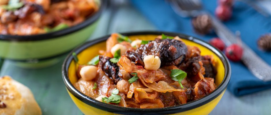 Зеле със сушени сливи и домати