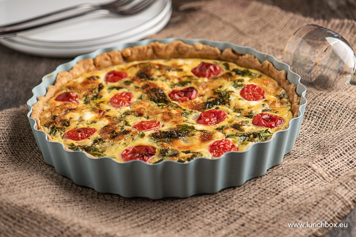Quick summer tart with cheese and basil