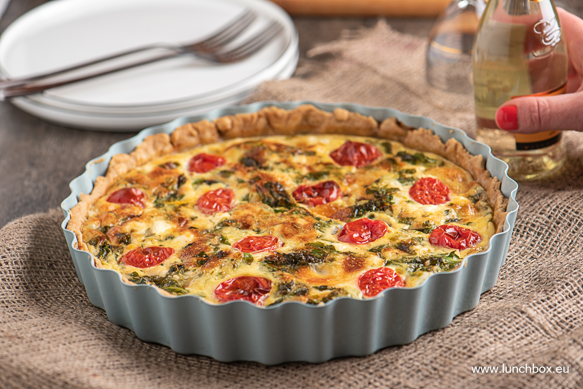 Quick summer tart with cheese and basil