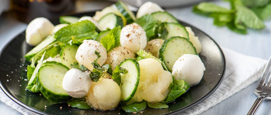 Салата с пъпеш, мента и Моцарела