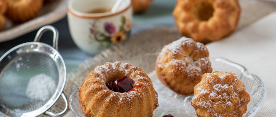 Mini cupcakes with jam for every taste