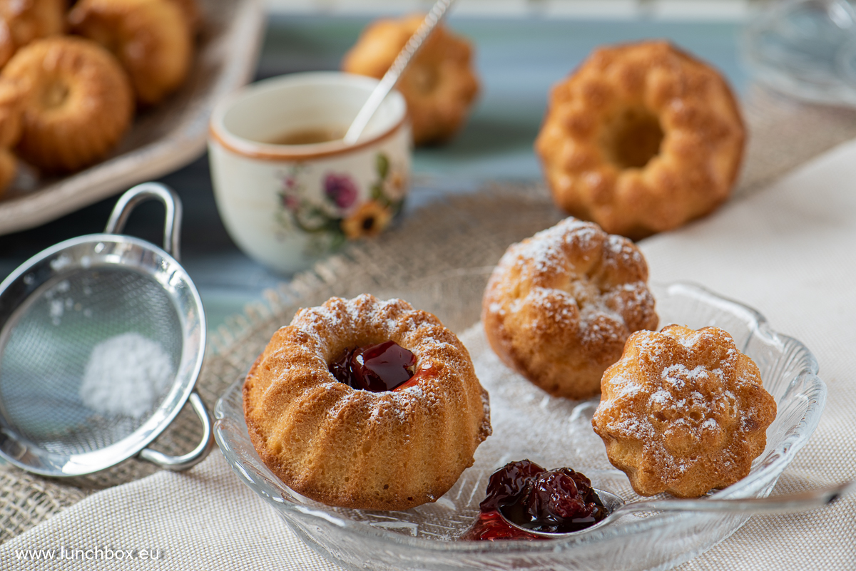 Mini cupcakes with jam for every taste