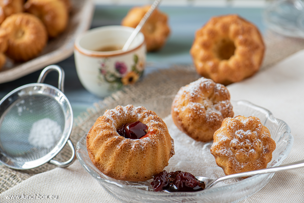 Mini cupcakes with jam for every taste