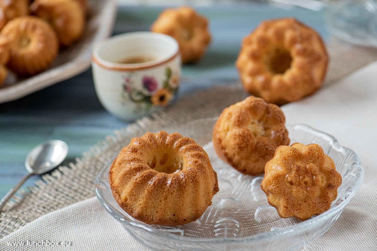 Mini cupcakes with jam for every taste